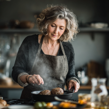 Літня пара готує здорову їжу разом